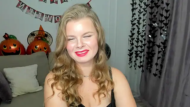 Snapshot of WildeDesiree chatting on October 20, 12:19 pm WildeDesiree online show from October 20, 12:19 pm