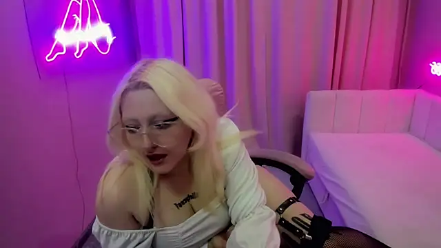 Snapshot of JuliaSharkk chatting on October 20, 8:23 pm JuliaSharkk online show from October 20, 8:23 pm