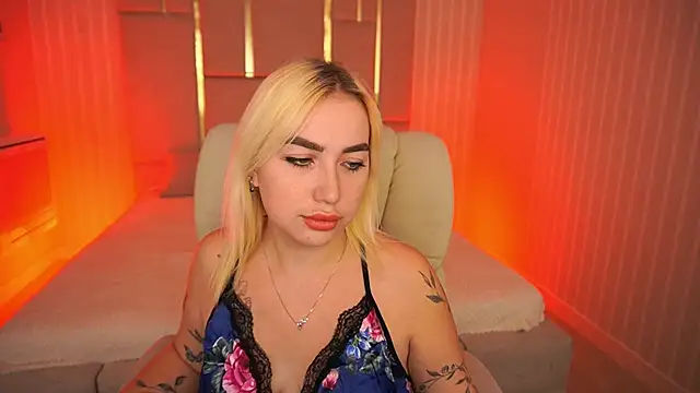 Snapshot of MariellaVi chatting on October 17, 7:39 pm MariellaVi online show from October 17, 7:39 pm