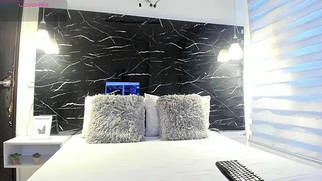 ZOE LE online show from February 3, 11:37 am