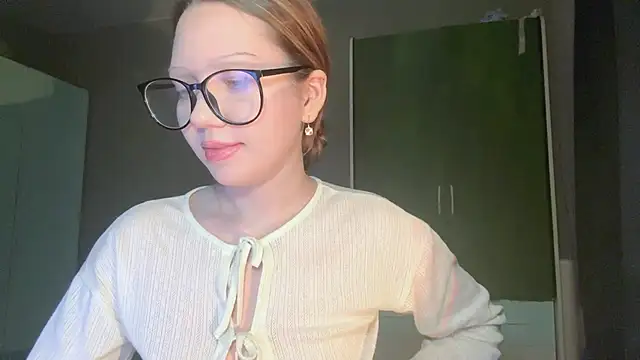 EmiIyKitty online show from November 2, 8:12 pm