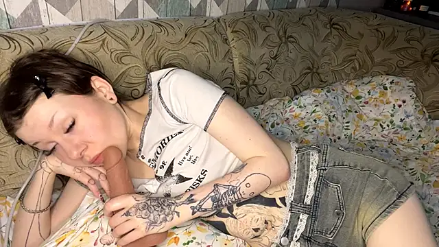 RebelKitsune online show from November 19, 7:19 am