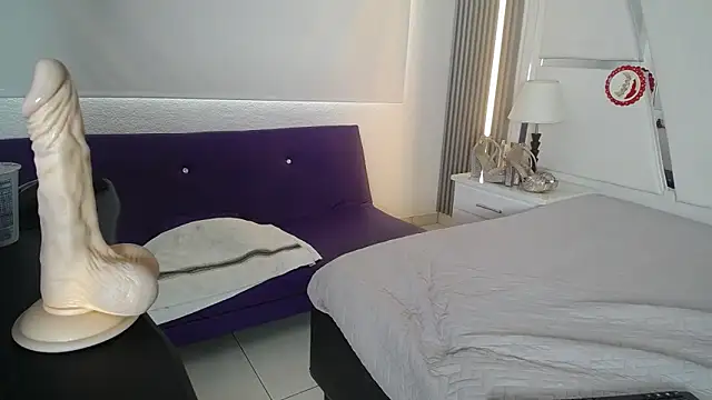 chloe  Jones  online show from December 20, 1:15 pm