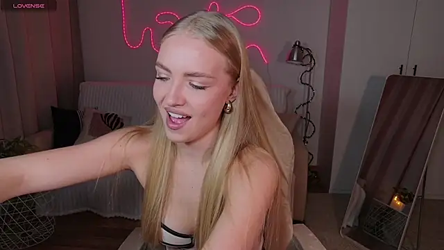 TessaGrays online show from March 8, 2:10 pm