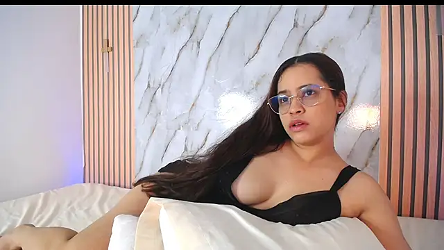 PiaGelvez online show from December 4, 9:04 pm