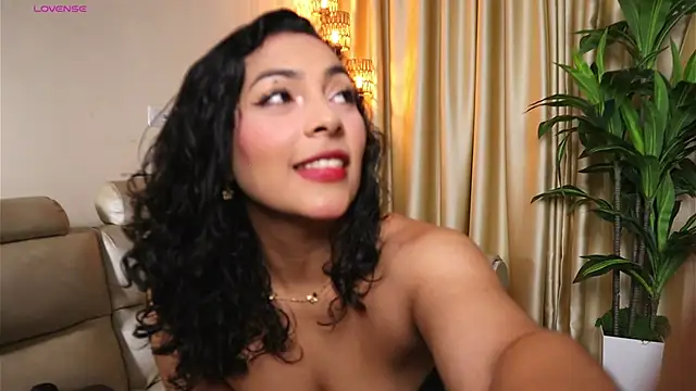 JulianaPons online show from July 21, 9:15 pm