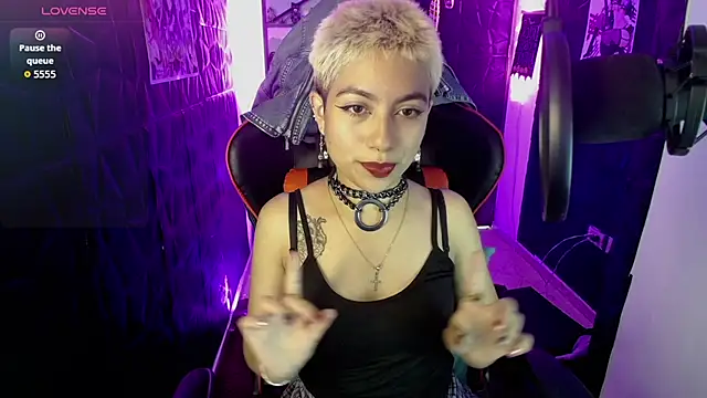 lunarichy22 online show from December 4, 9:04 pm