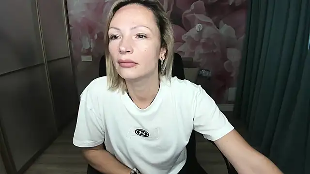 AlinaMoor online show from October 17, 5:43 am