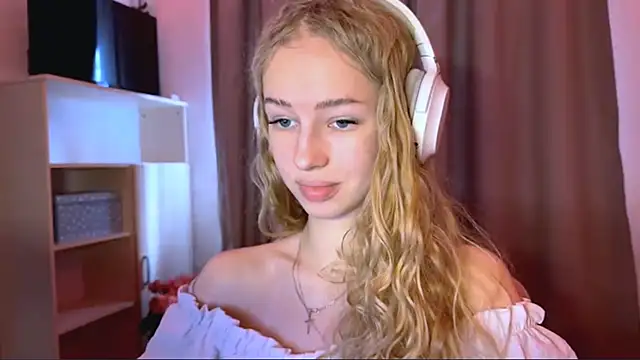 LunaCrave online show from November 6, 12:22 pm