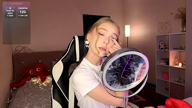 EvaPeace online show from April 8, 1:57 pm