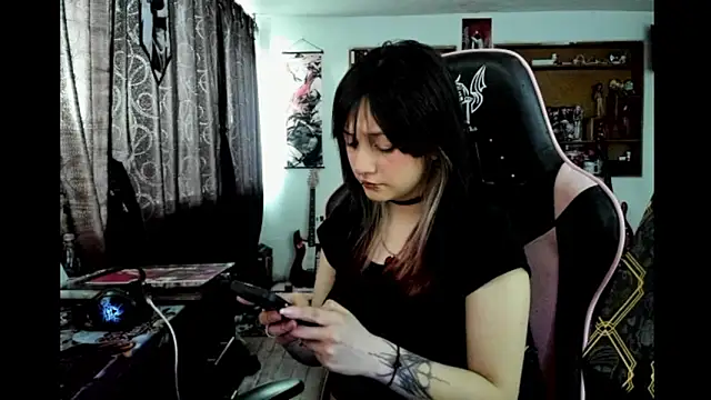 Maki Zein  online show from January 13, 8:46 pm