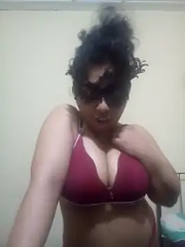 Expose Queen online show from March 19, 5:39 pm