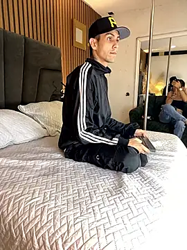 DerryAndIzzy online show from January 10, 5:45 am