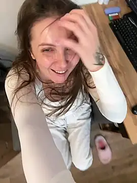 Amy  Leee  online show from February 8, 1:59 pm