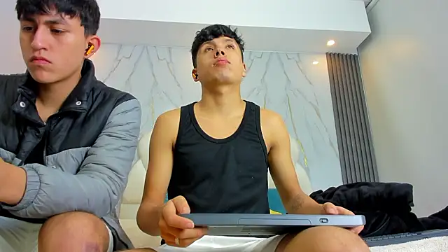 hoot booys  online show from March 11, 4:06 am