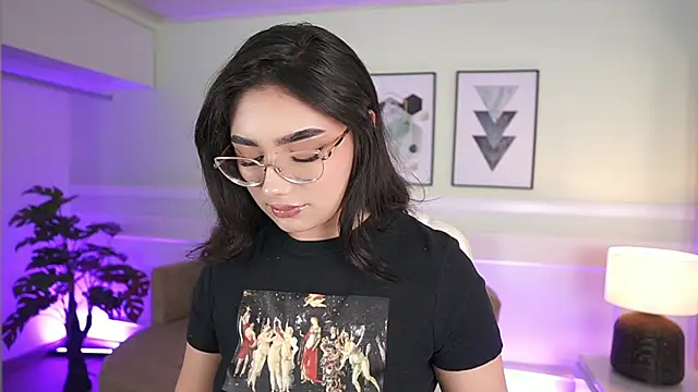 EmilyTurneer online show from November 13, 7:13 pm