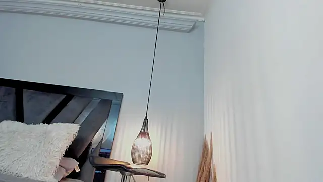 Amelia Brixton online show from February 5, 8:17 am