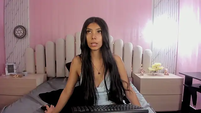 Isabella Marsh online show from December 1, 12:30 pm