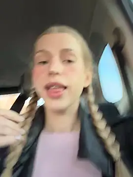 kira mia online show from April 8, 4:31 pm