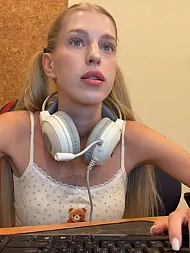 kira mia online show from March 10, 4:00 pm