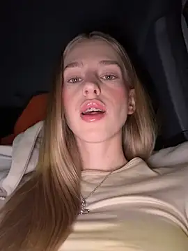 kira mia online show from January 9, 4:44 pm