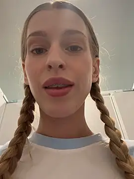 kira mia online show from March 26, 4:31 pm