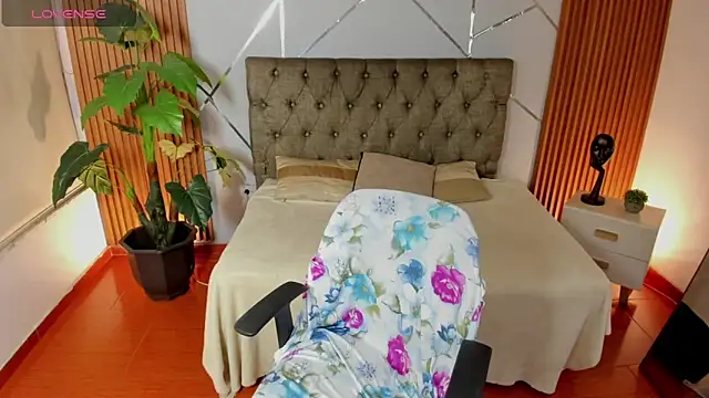 camilaa lux online show from February 12, 11:45 am