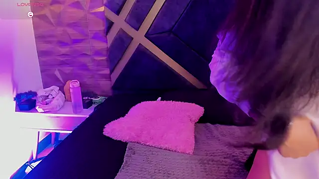 sydney miller  online show from February 12, 11:50 pm