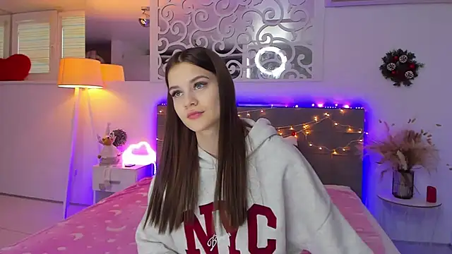 LuisaClover online show from December 14, 1:17 pm