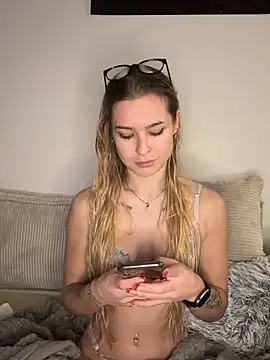 AlyssaSchwarz online show from December 20, 7:40 pm