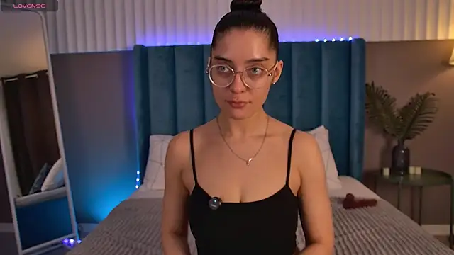 EricaKors online show from April 14, 6:13 am