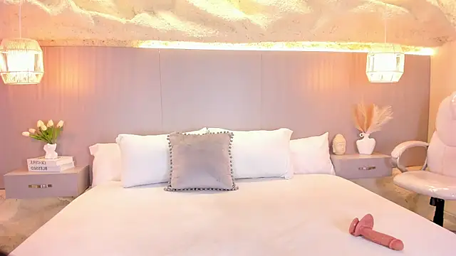 AmyColman  online show from April 16, 12:16 pm