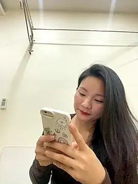 Bee Yellow00 online show from November 14, 4:56 am