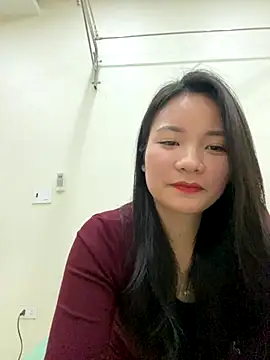 Bee Yellow00 online show from December 20, 6:28 am