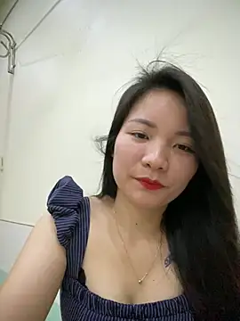 Bee Yellow00 online show from March 2, 4:45 am