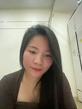 Bee Yellow00 online show from March 17, 5:44 am