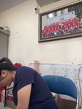 Bee Yellow00 online show from April 2, 2:09 am