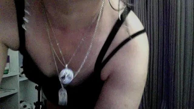 xHot Amazonq online show from March 29, 7:13 pm