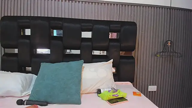 NhoanBrunette online show from January 10, 6:45 pm