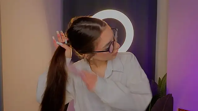 LauraHansil online show from April 15, 7:58 pm