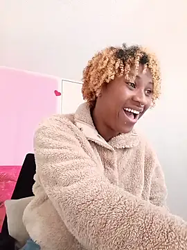 EvonyFoxxx online show from April 7, 9:39 pm