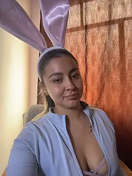 Elina Hills online show from April 3, 7:34 pm