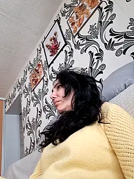 CharmingPearl online show from April 7, 11:45 am