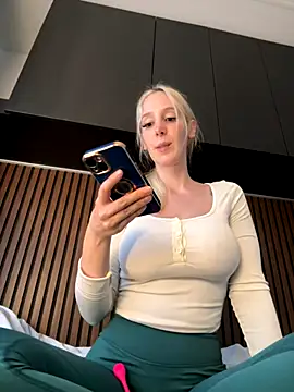 Snapshot of StellaCinderella chatting on October 6, 3:50 pm StellaCinderella online show from October 6, 3:50 pm