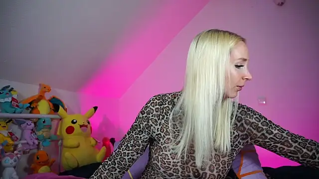 Snapshot of StellaCinderella chatting on October 19, 1:24 pm StellaCinderella online show from October 19, 1:24 pm