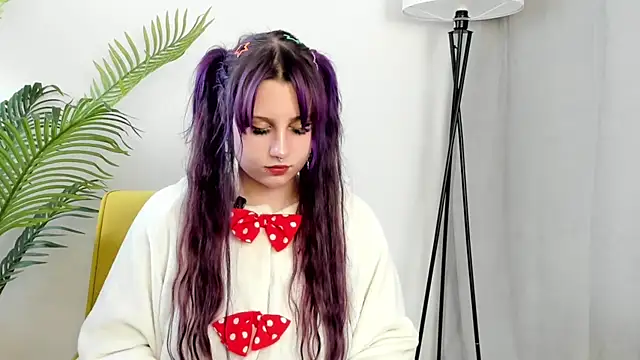 KishaRowsey online show from November 7, 6:52 am