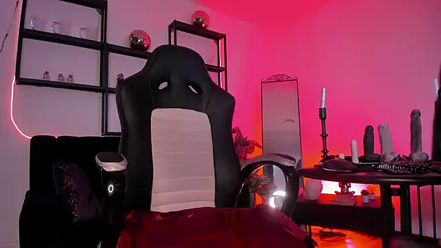 Halley Ravenn online show from March 31, 8:31 pm