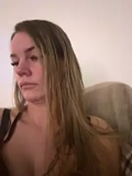 Cutebrowneyes  online show from December 13, 9:43 pm