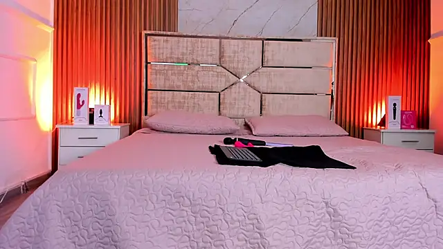 Laureenwells online show from November 14, 8:31 pm