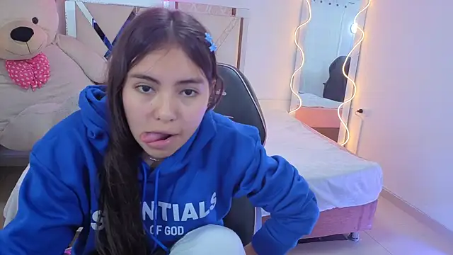 ISABELA TAY online show from January 6, 5:49 pm